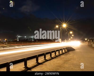 Lunga esposizione a seguito del traffico sul ponte SDR, Newport, Galles, Regno Unito Foto Stock