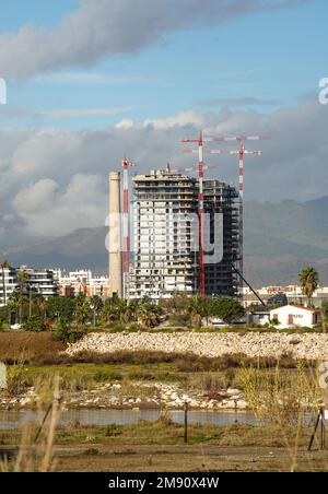 Alti edifici, blocco torre, circondato da gru a Malaga in costruzione, Malaga, Costa del sol, Spagna. Foto Stock