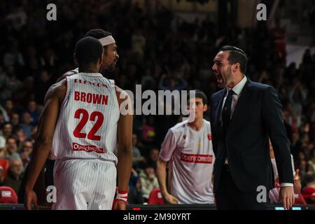 Varese, Italia. 15th Jan, 2023. Matt Brase Capo allenatore di Pallacanestro Varese OpenJobMetis reagisce durante LBA Lega Basket Un gioco di Stagione 2022/23 regolare tra Pallacanestro Varese OpenJobMetis e GEVI Napoli Basket a Enerxenia Arena. Credit: SOPA Images Limited/Alamy Live News Foto Stock