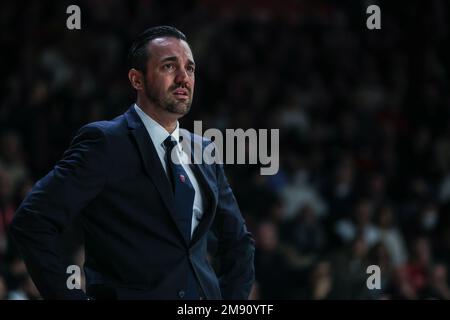 Varese, Italia. 15th Jan, 2023. Matt Brase Capo allenatore di Pallacanestro Varese OpenJobMetis guarda su durante LBA Lega Basket Un gioco regolare di Stagione 2022/23 tra Pallacanestro Varese OpenJobMetis e GVI Napoli Basket a Enerxenia Arena. Credit: SOPA Images Limited/Alamy Live News Foto Stock