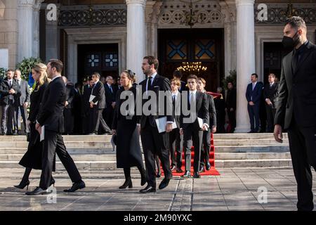 Athen, Grecia. 16th Jan, 2023. I membri della famiglia lasciano la Cattedrale Metropolitana dopo il servizio funerario per l'ex Re Costantino II di Grecia. Costantino II morì ad Atene il 10 gennaio 2023, all'età di 82 anni. Credit: Socrate Baltagiannis/dpa/Alamy Live News Foto Stock