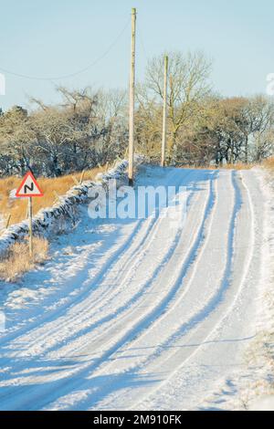 Strada rurale coperta di neve a Northumberland, Regno Unito Foto Stock