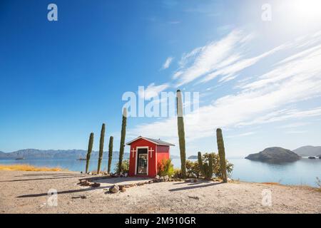 Un piccolo santuario cattolico sul mare di Cortez , Baja California sur, Messico Foto Stock