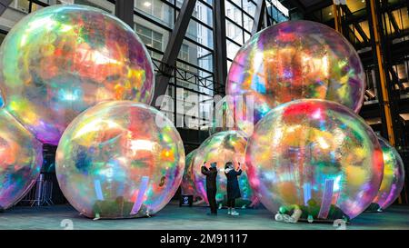 Londra, Regno Unito. 16th Jan, 2023. Il personale posa con l'installazione. La nuova installazione artistica all'aperto 'evanescent' di Atelier Sisu porta luce nella City of London. Le bolle iridescenti, che il pubblico può camminare sotto e intorno, sono illuminate di notte e sono installate all'esterno dell'iconico edificio Leadenhall fino al 10th febbraio. L'installazione, mostrata a Londra per la prima volta dopo la sua prima in Australia. Evanescent di Atelier Sisu è stato commissionato da ECBID e prodotto da Festival.org. Credit: Imageplotter/Alamy Live News Foto Stock