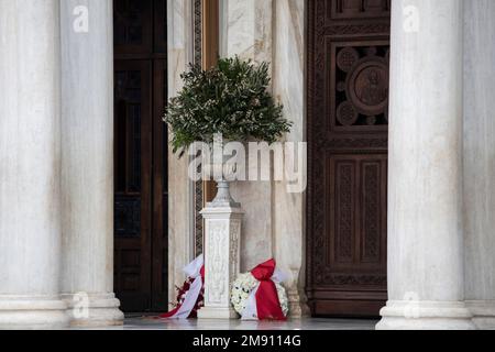 Athen, Grecia. 16th Jan, 2023. Le corone si trovano al servizio funerario dell'ex re Costantino II di Grecia presso la Cattedrale Metropolitana. Costantino II morì ad Atene il 10 gennaio 2023, all'età di 82 anni. Credit: Socrate Baltagiannis/dpa/Alamy Live News Foto Stock