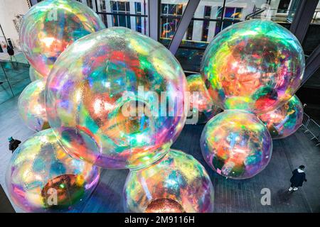 Londra, Regno Unito. 16th Jan, 2023. L'installazione dall'alto. La nuova installazione artistica all'aperto 'evanescent' di Atelier Sisu porta luce nella City of London. Le bolle iridescenti, che il pubblico può camminare sotto e intorno, sono illuminate di notte e sono installate all'esterno dell'iconico edificio Leadenhall fino al 10th febbraio. L'installazione, mostrata a Londra per la prima volta dopo la sua prima in Australia. Evanescent di Atelier Sisu è stato commissionato da ECBID e prodotto da Festival.org. Credit: Imageplotter/Alamy Live News Foto Stock