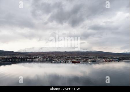 Akureyri City con Porto e montagna sullo sfondo. Bella città in Islanda Foto Stock