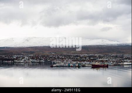 Akureyri City con Porto e montagna sullo sfondo. Bella città in Islanda Foto Stock