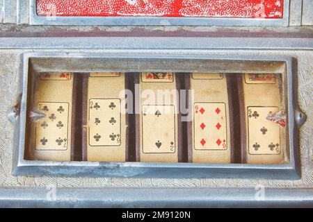 Immagine in stile retrò di un primo piano di una slot machine vintage con carte da gioco Foto Stock