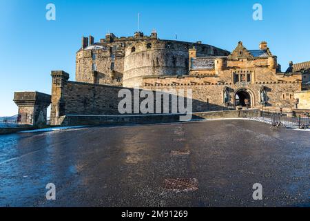 Castello di Edimburgo, Edimburgo, Scozia, Regno Unito, 16th gennaio 2023. UK Weather: Esplanade del Castello di Edimburgo in una mattinata soleggiata con cielo blu chiaro e gelo in inverno. Credit: Sally Anderson/Alamy Live News Foto Stock