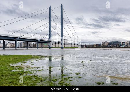 Aumento del livello dell'acqua sul Reno a Düsseldorf, più pioggia e tempo tempestoso, vista della Rheinkniebrücke, città vecchia, parlamento di stato Foto Stock