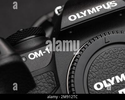 Galati, Romania - 12 gennaio 2023: OM System presenta ai fotografi locali la nuova fotocamera M43 mirrorless OM-1 Foto Stock