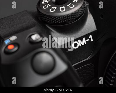 Galati, Romania - 12 gennaio 2023: OM System presenta ai fotografi locali la nuova fotocamera M43 mirrorless OM-1 Foto Stock