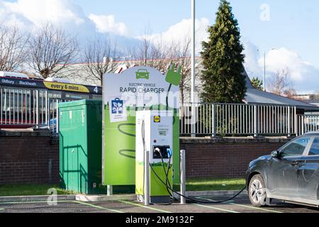 Punto di ricarica per veicoli elettrici a marchio Lidl Pod Point nel centro commerciale Merry Hill a Brierley Hill, Regno Unito Foto Stock