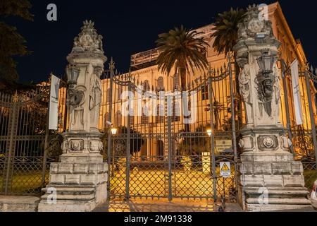 Roma, porta d'ingresso al Palazzo Barberini di notte, che ospita la Galleria Nazionale d'Arte Antica. Foto Stock