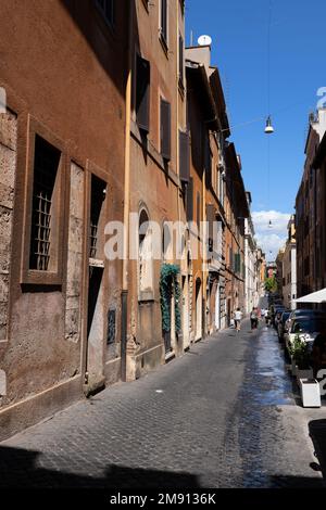 Città di Roma in Italia, vicolo del Farinone strada stretta a Borgo, piccolo quartiere storico, quartiere tra il fiume Tevere e Città del Vaticano. Foto Stock