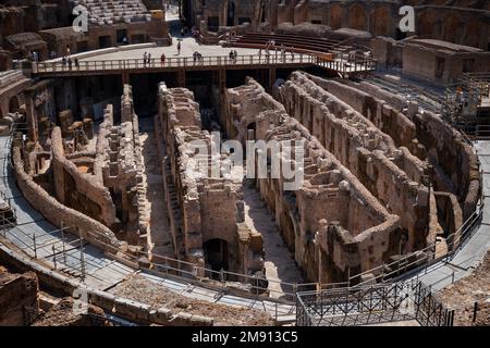L'interno del Colosseo nella città di Roma. Anfiteatro flaviano, antico stadio e rovine dell'ipogeo sotto l'arena dei Gladiatori. Foto Stock