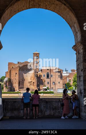 Tempio di Venere e Roma visto dalla galleria di livello superiore del Colosseo nella città di Roma, Italia. Situato sul lato orientale di Forum Romanum su Velian Hil Foto Stock