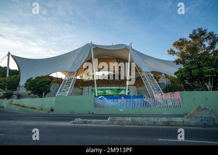 L'Auditorium Guelaguetza, simile a una tenda, sulla Fortin Hill, si affaccia sulla città di Oaxaca, Messico. Sede dell'annuale Festival della danza popolare di Guelaguetza. Foto Stock