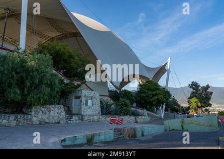 L'Auditorium Guelaguetza, simile a una tenda, sulla Fortin Hill, si affaccia sulla città di Oaxaca, Messico. Sede dell'annuale Festival della danza popolare di Guelaguetza. Foto Stock