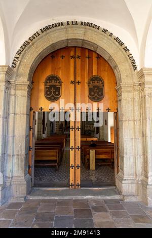 Porta decorata della Chiesa di Carmen Alto a Oaxaca, Messico. Parte di un sito patrimonio dell'umanità dell'UNESCO. Foto Stock