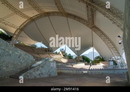 L'Auditorium Guelaguetza, simile a una tenda, sulla Fortin Hill, si affaccia sulla città di Oaxaca, Messico. Sede dell'annuale Festival della danza popolare di Guelaguetza. Foto Stock