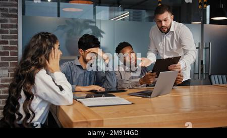Il conflitto commerciale contesa il malinteso. Uomini d'affari e donne d'affari arrabbiati multirazziali che discutono in ufficio il confronto sul posto di lavoro Foto Stock