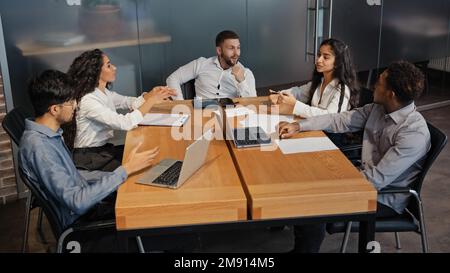 Multietnico diversi colleghi multirazziali discutere progetto idea multietnico gruppo di lavoro persone dipendenti lavoratori partner in carica Foto Stock