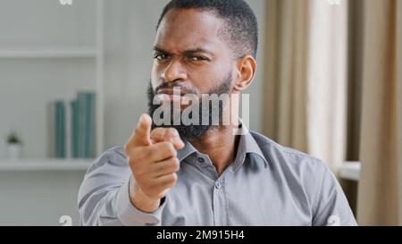Ritratto in ufficio pazzo arrabbiato aggressivo bearded Africano americano imprenditore professionista manager datore di lavoro uomo ufficio furious dito di puntamento Foto Stock