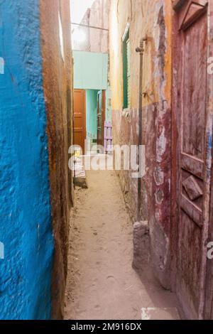 Vicolo stretto all'isola Elefantina ad Assuan, Egitto Foto Stock