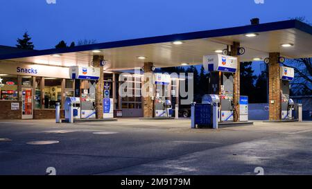 Bellevue, WA, USA - 15 gennaio 2022; piazzale della stazione di servizio Chevron all'alba senza clienti Foto Stock