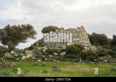 Resti di talayot centrale, Talatí de Dalt, insediamento preistorico a Minorca, Isole Baleari, Spagna. Foto Stock