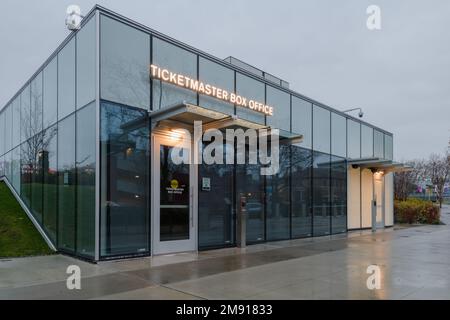 Seattle, WA, USA - 12 gennaio 2023; biglietteria Ticketmaster con cartello illuminato sotto la pioggia alla Climate Pledge Arena di Seattle Foto Stock