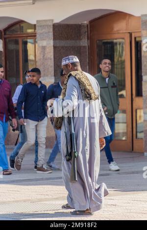 DARAW, EGITTO - 17 FEBBRAIO 2019: Uomo armato di fucile alla stazione ferroviaria di Daraw, Egitto Foto Stock