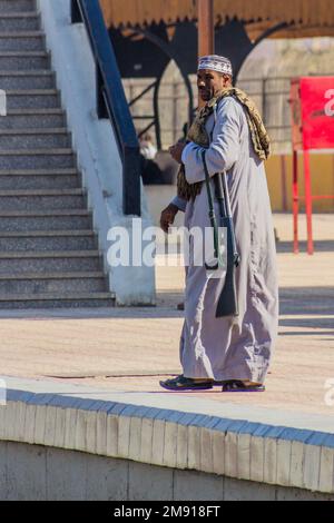 DARAW, EGITTO - 17 FEBBRAIO 2019: Uomo armato di fucile alla stazione ferroviaria di Daraw, Egitto Foto Stock