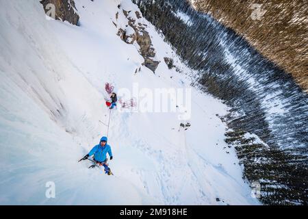 Brandon Prince si arrampica su un percorso chiamato Shades of Beauty WI4 sulla Icefield Parkway Foto Stock
