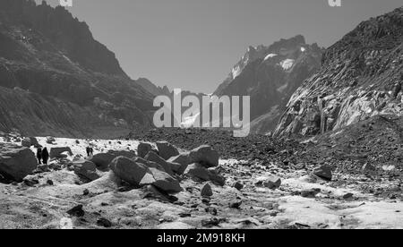 Il torrente glaciale sul ghiacciaio Mer de Glace con il Garand Jorasses sullo sfondo. Foto Stock
