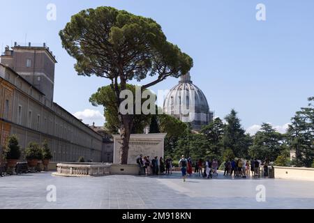 Cortile interno del museo della città del Vaticano con i visitatori e la Basilica di San Cupola della chiesa di Peters visibile sullo sfondo. Vaticano, Roma, 7 luglio 2021 Foto Stock