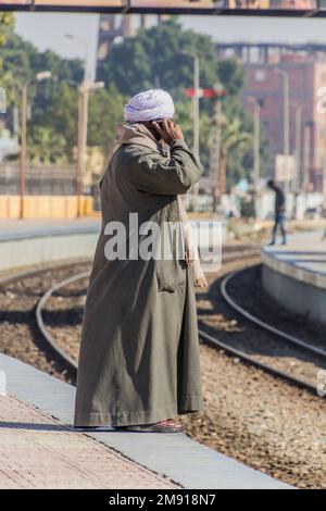 DARAW, EGITTO - 17 FEBBRAIO 2019: Uomo locale con turbante alla stazione ferroviaria di Daraw, Egitto Foto Stock