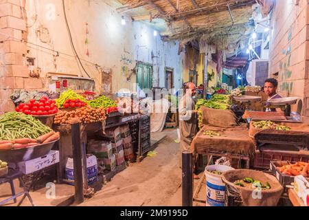 ASSUAN, EGITTO: 13 FEBBRAIO 2019: Vista del vecchio suk (mercato) ad Assuan, Egitto Foto Stock