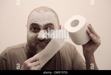 Uomo durante una crisi in bagno Foto Stock