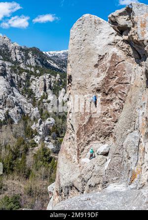 Matt Ottaway scalando un percorso chiamato Tribal Boundaries 5,10 presso la Città delle rocce Foto Stock