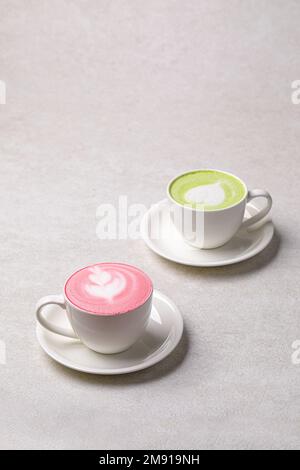 Due tazze di diverse lattine di latte di latte Foto Stock