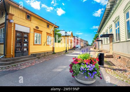 Paesaggio urbano con la strada principale della vecchia località finlandese Naantali. Finlandia Foto Stock