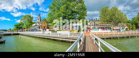 Vista panoramica del porticciolo e del lungomare nella piccola località di Naantali. Finlandia Foto Stock