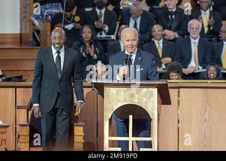 Atlanta, Stati Uniti d'America. 15th Jan, 2023. Atlanta, Stati Uniti d'America. 15 gennaio 2023. Il presidente degli Stati Uniti Joe Biden, esprime le sue osservazioni durante una celebrazione di Martin Luther King Jr. Giorno in cui il senatore Raphael Warnock, a sinistra, guardate alla Chiesa Battista di Ebenezer, 15 gennaio 2023 ad Atlanta, Georgia. Biden è il primo presidente seduto a consegnare un sermone nella chiesa dove Martin Luther King Jr. Era un pastore. Credit: Adam Schultz/White House Photo/Alamy Live News Foto Stock