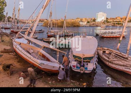 ASSUAN, EGITTO: 14 FEBBRAIO 2019: Vista serale delle barche a vela Felucca sul fiume Nilo ad Assuan, Egitto Foto Stock