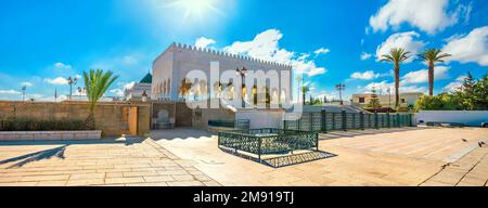 Vista panoramica della piazza e del Mausoleo di Re Mohammed V situato sul lato opposto della Torre Hassan a Rabat. Marocco Foto Stock