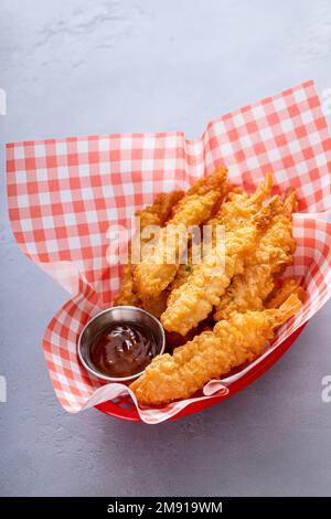 Gamberetti tempura in un cesto servito con salsa agrodolce e dolce Foto Stock