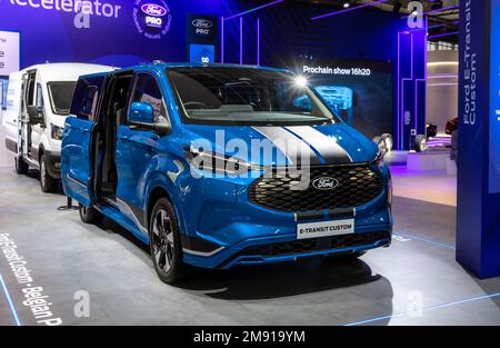 Ford e-Transit Custom EV van al Salone europeo dell'Autosalon di Bruxelles. Bruxelles, Belgio - 13 gennaio 2023. Foto Stock